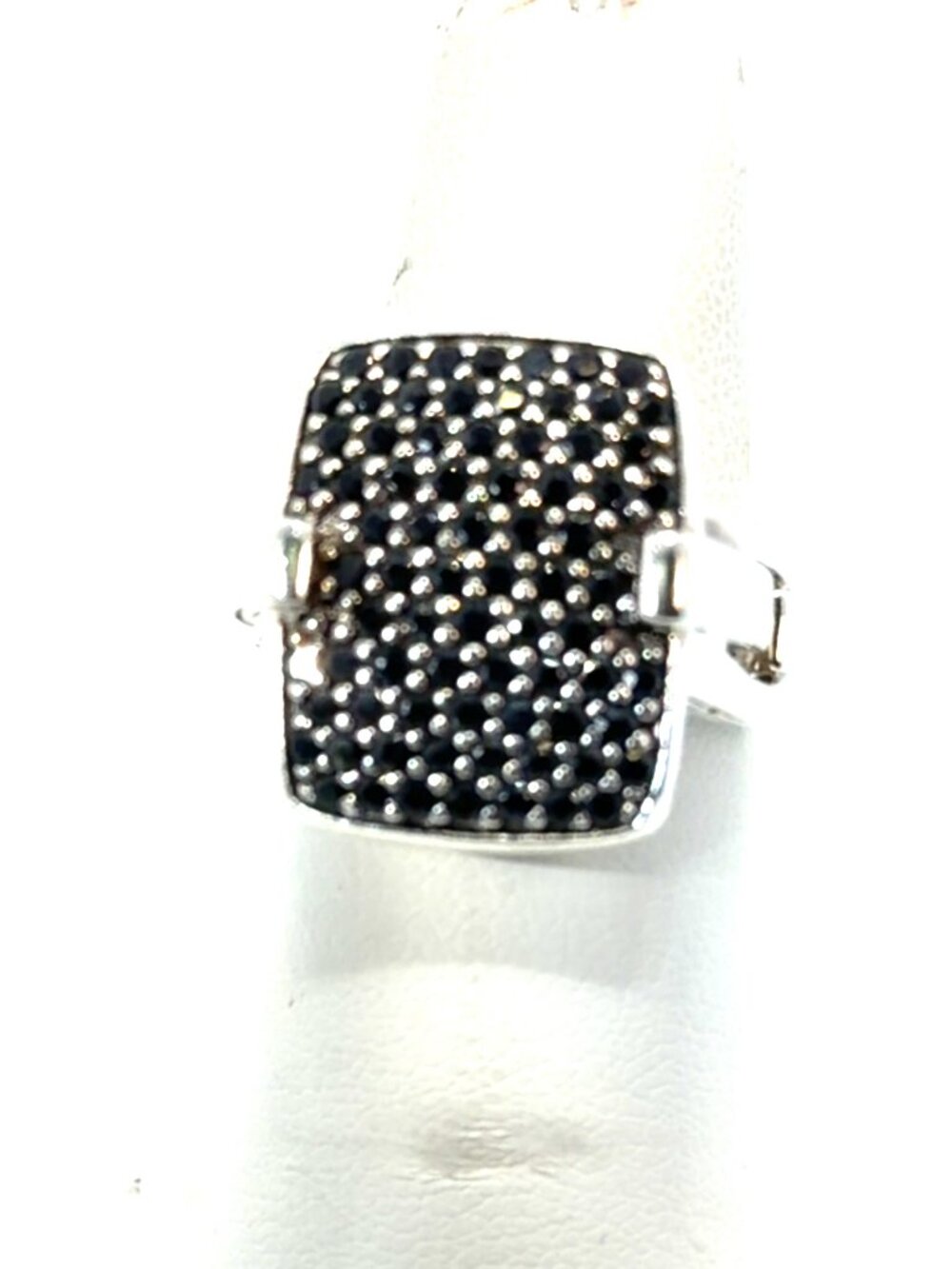 Silver ring with blach sappires